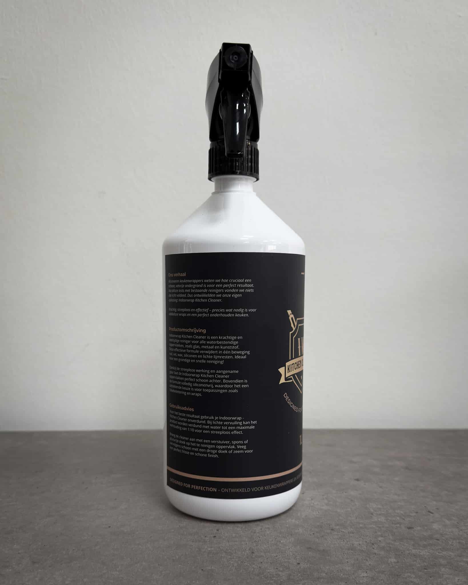 Achterkant van de Indoorwrap Kitchen Cleaner sprayfles met productinformatie en gebruiksadvies