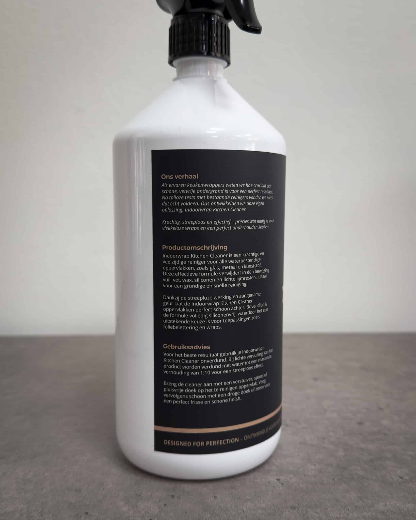 Close-up van het etiket van Indoorwrap Kitchen Cleaner met productomschrijving en gebruiksadvies