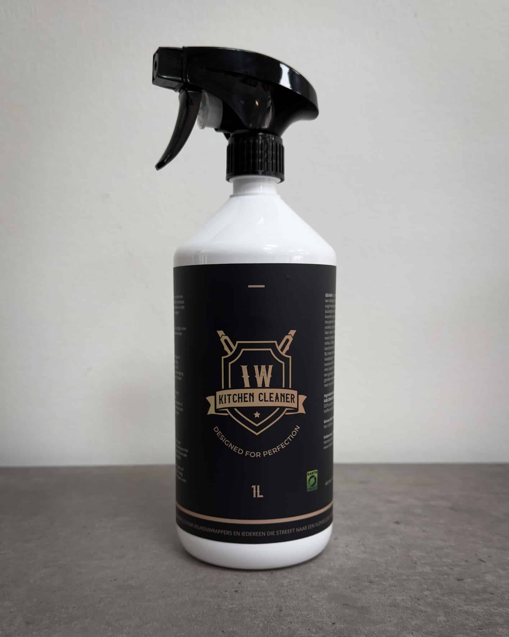 Sprayfles van 1 liter Indoorwrap Kitchen Cleaner met zichtbaar logo en productetiket op de voorkant