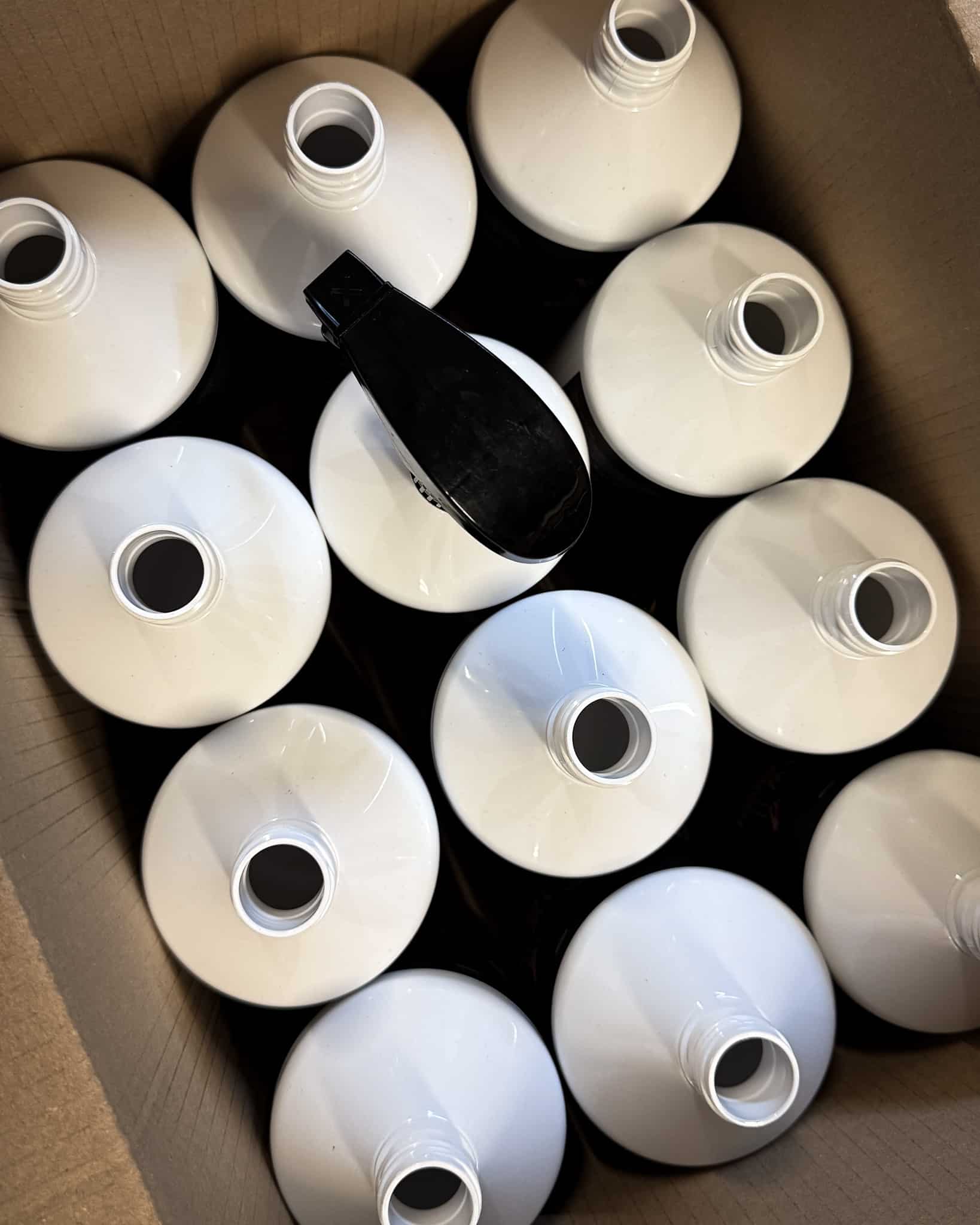 Doos met meerdere Indoorwrap Kitchen Cleaner flessen zonder doppen, bovenaanzicht